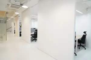 화이트 톤 미니멀 공유오피스 인테리어